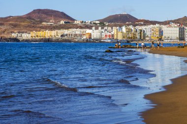 Las Palmas de Gran Canaria, İspanya, 10 Ocak 2018 üzerinde. Kış Playa de Las Canteras beach Atlantik Okyanusu ve uzaktan güzel dolgu kıyısında bilir