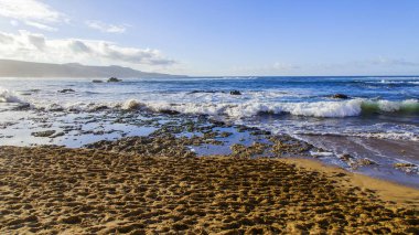 Bulutlu havalarda Atlantik Okyanusu kıyısında, pitoresk sörf
