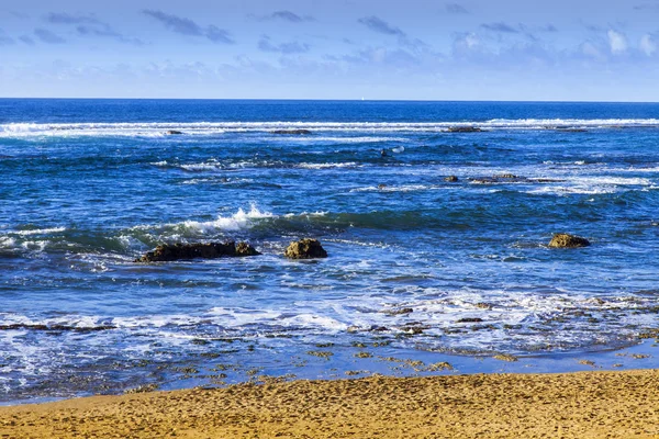 Pintoresca Roca Costa Del Océano Atlántico Está Bañada Por Olas —  Fotos de Stock