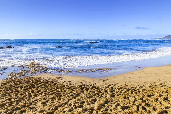 Atlantik Okyanusu kıyısında pitoresk kayaya dalgalar tarafından yıkanmış