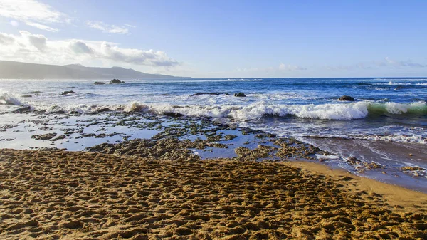 Bulutlu havalarda Atlantik Okyanusu kıyısında, pitoresk sörf
