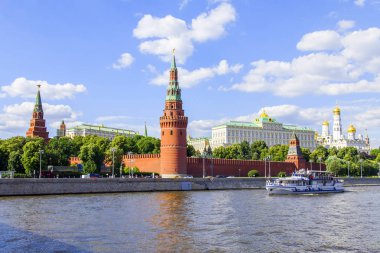 Moskova, Rusya, üzerinde 25 Haziran 2018. Moskova Nehri manzarası. Karbysheva dolgu ve Moskova Kremlin kuleleri. 