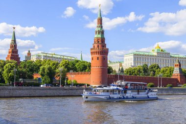Moskova, Rusya, üzerinde 25 Haziran 2018. Moskova Nehri manzarası. Karbysheva dolgu ve Moskova Kremlin kuleleri. 