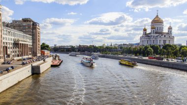 Moskova, Rusya, üzerinde 25 Haziran 2018. Nehir Moskova ve onun bentleri görünümünü. Nehirden aşağı yürüme gemi yüzer