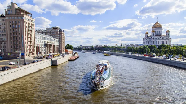 Moskova, Rusya, üzerinde 25 Haziran 2018. Nehir Moskova ve onun bentleri görünümünü. Nehirden aşağı yürüme gemi yüzer