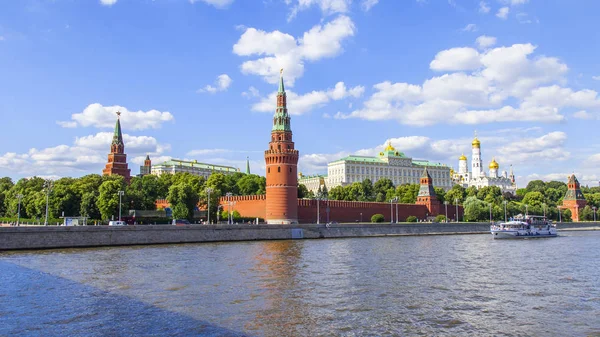 Moskova, Rusya, üzerinde 25 Haziran 2018. Moskova Nehri manzarası. Karbysheva dolgu ve Moskova Kremlin kuleleri. 