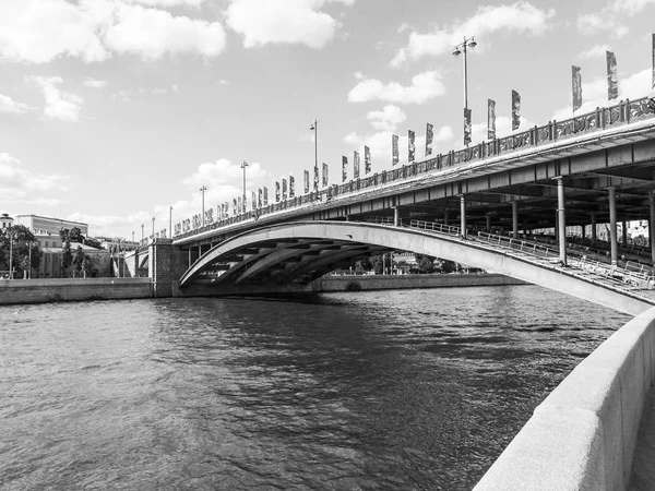 モスクワ ロシア 2018 モスクワ川と大きな石造りの橋の眺め — ストック写真