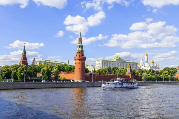 Moskova, Rusya, üzerinde 25 Haziran 2018. Moskova Nehri manzarası. Karbysheva dolgu ve Moskova Kremlin kuleleri. 