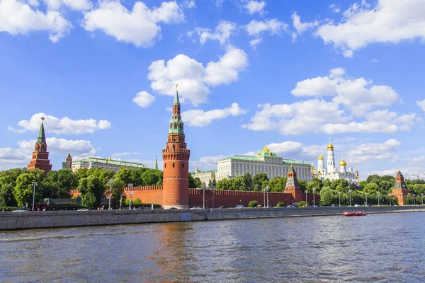 Moskova, Rusya, üzerinde 25 Haziran 2018. Moskova Nehri manzarası. Karbysheva dolgu ve Moskova Kremlin kuleleri. 