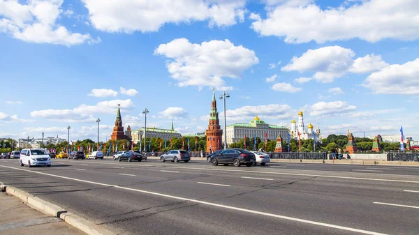 Moscou Rússia Junho 2018 Carros Vão Big Stone Bridge Torres — Fotografia de Stock