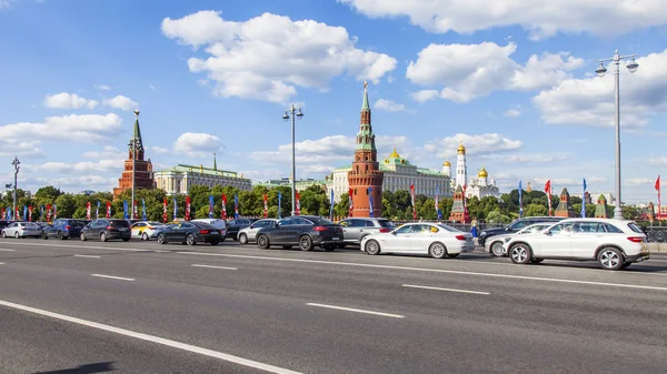 Moscow Russia June 2018 Cars Big Stone Bridge Towers Moscow — Stock Photo, Image