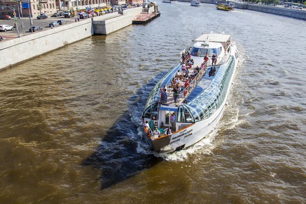 Moskva Rusko Červnu 2018 Pohled Řeku Moskvu Jeho Hrází Chůze — Stock fotografie