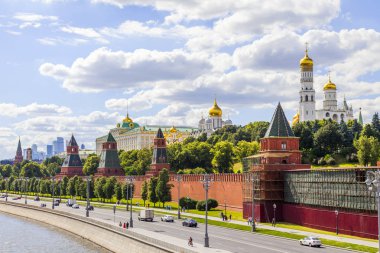 Moskova, Rusya, üzerinde 25 Haziran 2018. Moskova Nehri manzarası. Karbysheva dolgu ve Moskova Kremlin kuleleri.