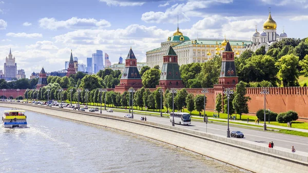 Moscou Rússia Junho 2018 Vista Rio Moscovo Kremlevskaya Embankment Torres — Fotografia de Stock