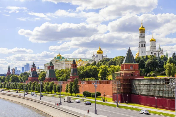Moskva Rusland 2018 Udsigt Floden Moskva Kremlevskaya Embankment Tårne Moskva - Stock-foto