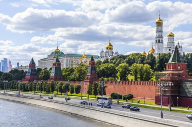Moskova, Rusya, üzerinde 25 Haziran 2018. Moskova Nehri manzarası. Karbysheva dolgu ve Moskova Kremlin kuleleri.