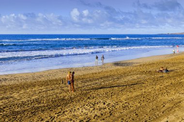 Las Palmas de Gran Canaria, İspanya, 10 Ocak 2018 üzerinde. Kış güneşi Playa de Las Canteras beach Atlantik Okyanusu kıyısında ışıklar. İnsanlar biraz dinlen ve yakın bir su kenarı güneşlenmek