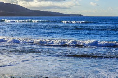 Atlantik Okyanusu kıyısında pitoresk kayaya dalgalar tarafından yıkanmış