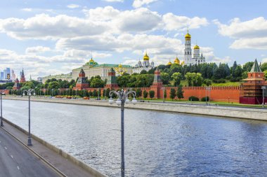 Moskova, Rusya, üzerinde 25 Haziran 2018. Moskova Nehri manzarası. Karbysheva dolgu ve Moskova Kremlin kuleleri.