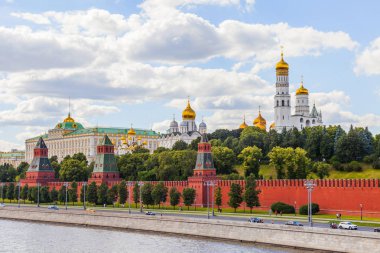 Moskova, Rusya, üzerinde 25 Haziran 2018. Moskova Nehri manzarası. Karbysheva dolgu ve Moskova Kremlin kuleleri.