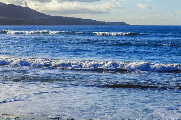 Atlantik Okyanusu kıyısında pitoresk kayaya dalgalar tarafından yıkanmış