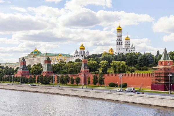 Moskou Rusland Juni 2018 Uitzicht Rivier Moskou Kremlevskaya Dijk Torens — Stockfoto