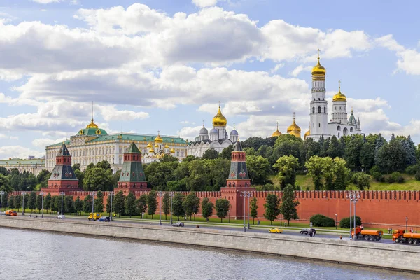 Moskova, Rusya, üzerinde 25 Haziran 2018. Moskova Nehri manzarası. Karbysheva dolgu ve Moskova Kremlin kuleleri.