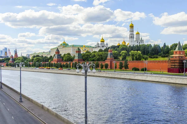Moskova, Rusya, üzerinde 25 Haziran 2018. Moskova Nehri manzarası. Karbysheva dolgu ve Moskova Kremlin kuleleri.
