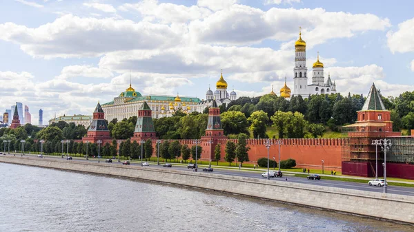 Moskou Rusland Juni 2018 Uitzicht Rivier Moskou Kremlevskaya Dijk Torens — Stockfoto