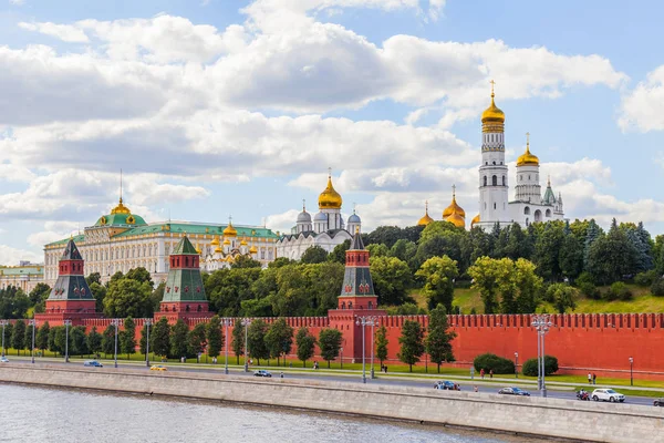 Moskova, Rusya, üzerinde 25 Haziran 2018. Moskova Nehri manzarası. Karbysheva dolgu ve Moskova Kremlin kuleleri.