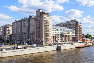 Moskova, Rusya, üzerinde 25 Haziran 2018. Nehrin Moskova ve çeşitli tiyatro Bersenevskaya setin büyük taş Köprüsü üzerinde bir görünüm. 