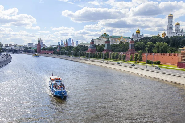 Moskova, Rusya, üzerinde 25 Haziran 2018. Nehir Moskova ve onun bentleri görünümünü. Nehirden aşağı yürüme gemi yüzer
