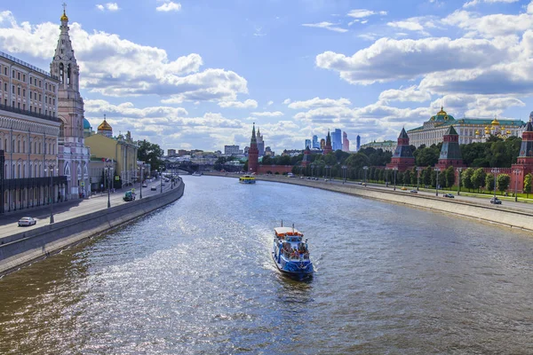 Moskva Rusko Červnu 2018 Pohled Řeku Moskvu Jeho Hrází Chůze — Stock fotografie