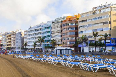 Las Palmas de Gran Canaria, İspanya, 10 Ocak 2018 üzerinde. Kış güneşi Playa de Las Canteras beach Atlantik Okyanusu ve güzel dolgu banka üzerinde ışıklar. 