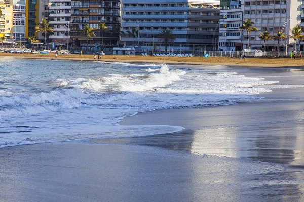 Las Palmas de Gran Canaria, İspanya, 10 Ocak 2018 üzerinde. Kış güneşi Playa de Las Canteras beach Atlantik Okyanusu ve güzel dolgu banka üzerinde ışıklar. 