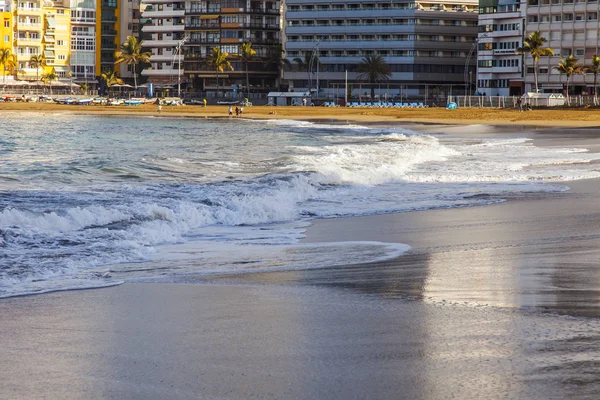 Las Palmas de Gran Canaria, İspanya, 10 Ocak 2018 üzerinde. Kış güneşi Playa de Las Canteras beach Atlantik Okyanusu ve güzel dolgu banka üzerinde ışıklar. 