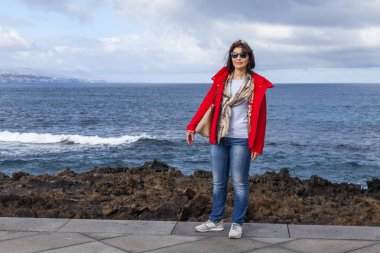 Las Palmas de Gran Canaria, İspanya, 10 Ocak 2018 üzerinde. Kış okyanus dalgalarının bilir. Kadın bir su kenarı yürür