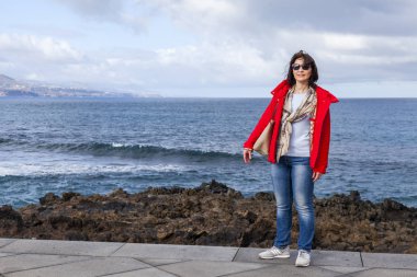 Las Palmas de Gran Canaria, İspanya, 10 Ocak 2018 üzerinde. Kış okyanus dalgalarının bilir. Kadın bir su kenarı yürür