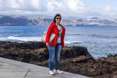 Las Palmas de Gran Canaria, İspanya, 10 Ocak 2018 üzerinde. Kış okyanus dalgalarının bilir. Kadın bir su kenarı yürür