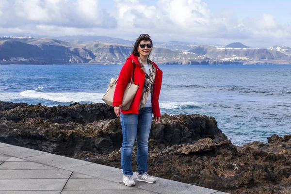 Las Palmas de Gran Canaria, İspanya, 10 Ocak 2018 üzerinde. Kış okyanus dalgalarının bilir. Kadın bir su kenarı yürür