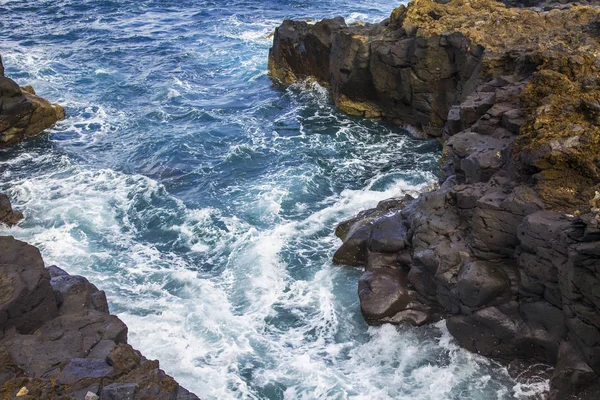 Atlantik Okyanusu Kıyısında Pitoresk Kayaya Dalgalar Tarafından Yıkanmış — Stok fotoğraf
