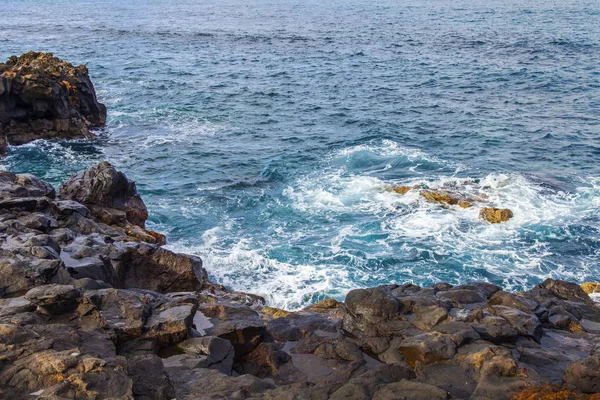 Der Malerische Felsen Der Küste Des Atlantiks Wird Von Wellen — Stockfoto