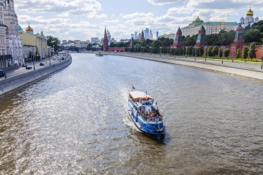 Moskova, Rusya, üzerinde 25 Haziran 2018. Nehir Moskova ve onun bentleri görünümünü. Nehirden aşağı yürüme gemi yüzer