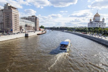 Moskova, Rusya, üzerinde 25 Haziran 2018. Nehir Moskova ve onun bentleri görünümünü. Nehirden aşağı yürüme gemi yüzer