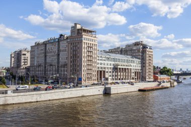 Moskova, Rusya, üzerinde 25 Haziran 2018. Nehrin Moskova ve çeşitli tiyatro Bersenevskaya setin büyük taş Köprüsü üzerinde bir görünüm. 