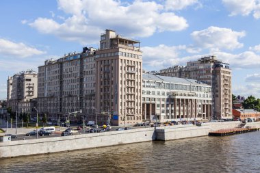 Moskova, Rusya, üzerinde 25 Haziran 2018. Nehrin Moskova ve çeşitli tiyatro Bersenevskaya setin büyük taş Köprüsü üzerinde bir görünüm. 