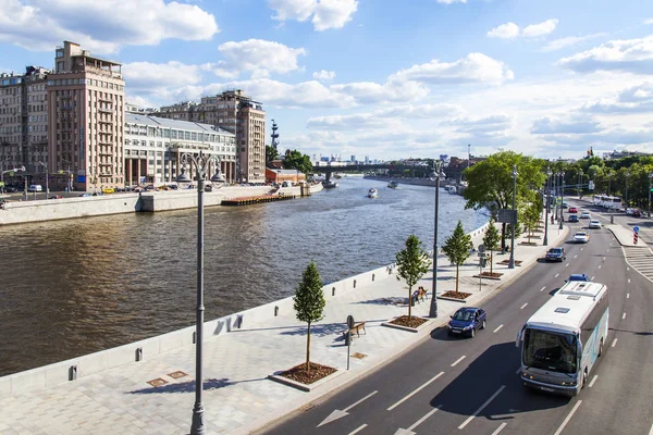 Moskova, Rusya, üzerinde 25 Haziran 2018. Nehir Moskova ve onun bentleri görünümünü. Nehirden aşağı yürüme gemi yüzer