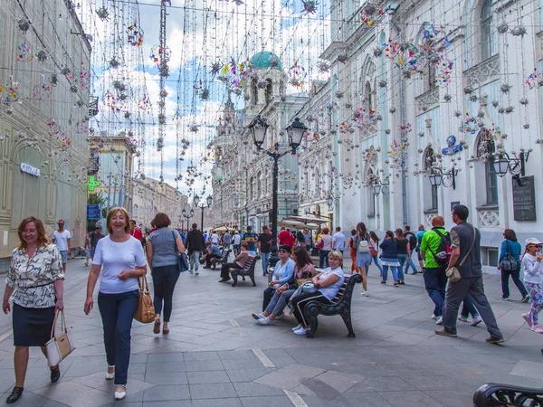莫斯科 俄罗斯 在2018年6月25日 Nikolskaya 街的节日家具 建筑建筑群 传统的历史中心 许多人沿着街道走 在长凳上休息 — 图库照片