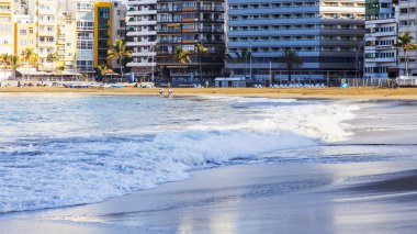 Las Palmas de Gran Canaria, İspanya, 10 Ocak 2018 üzerinde. Kış güneşi Playa de Las Canteras beach Atlantik Okyanusu ve güzel dolgu banka üzerinde ışıklar.