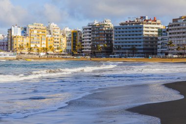 Las Palmas de Gran Canaria, İspanya, 10 Ocak 2018 üzerinde. Kış güneşi Playa de Las Canteras beach Atlantik Okyanusu ve güzel dolgu banka üzerinde ışıklar.
